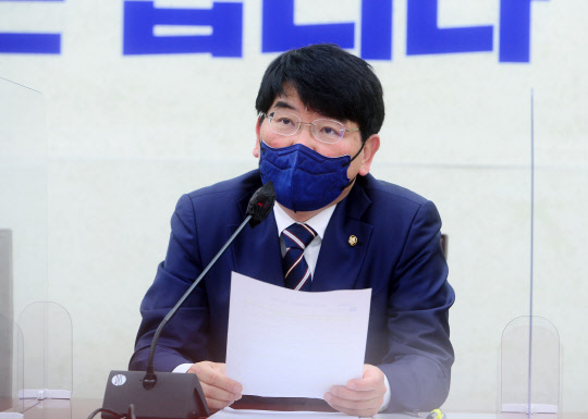 박완주 민주당 정책위의장이 지난달 23일 국회에서 열린 원내대책회의에서 발언하고 있다. 국회사진기자단=연합뉴스